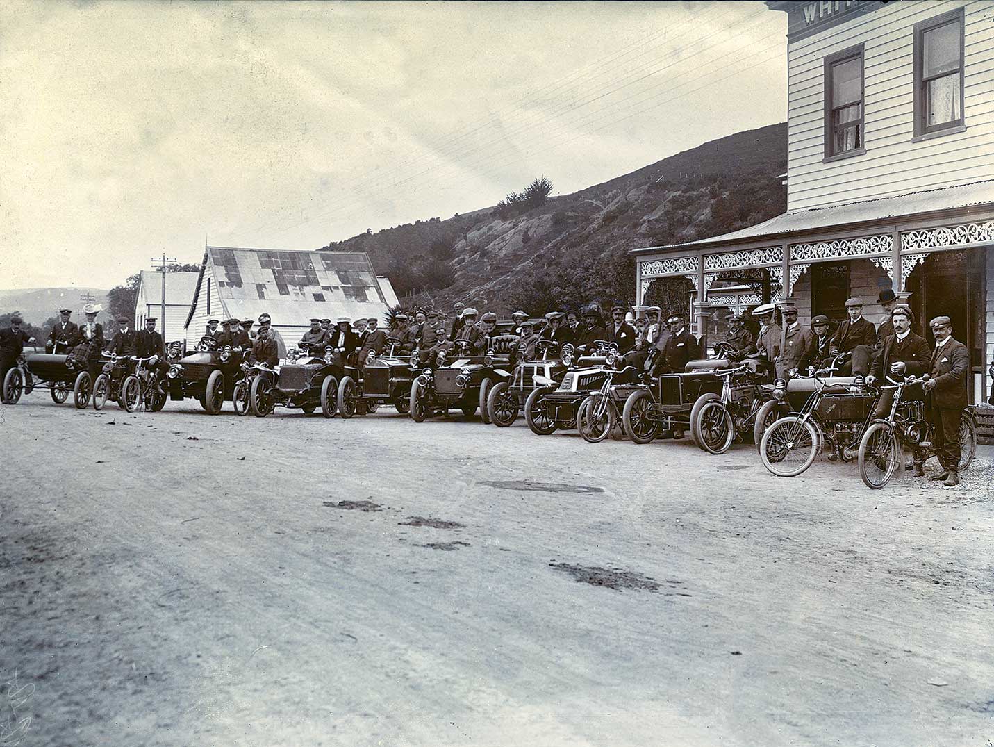 Early motoring enthusiasts at Henley